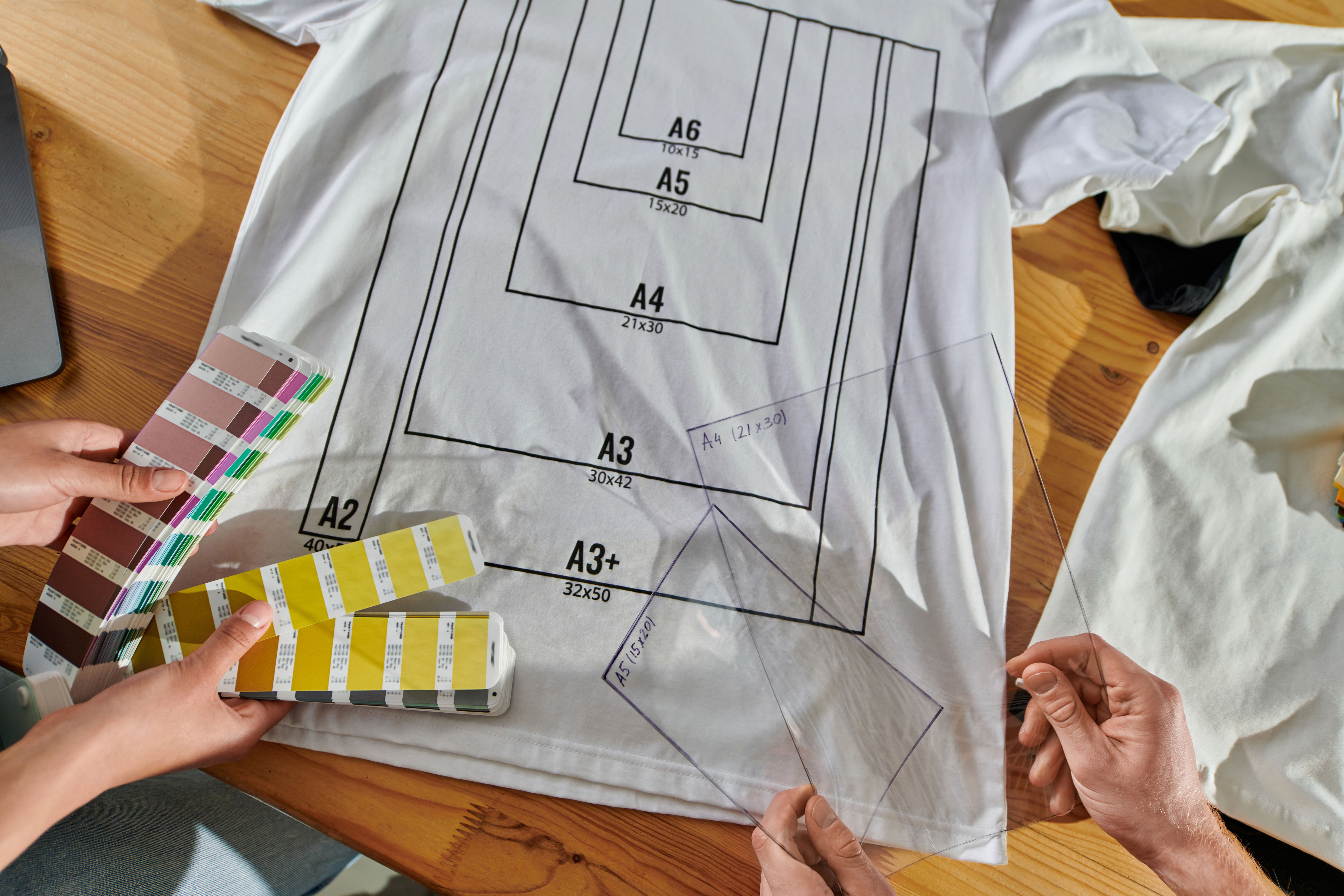 Proceso creativo de personalización textil, herramientas y ejemplos de camisetas deportivas personalizadas con diferentes técnicas