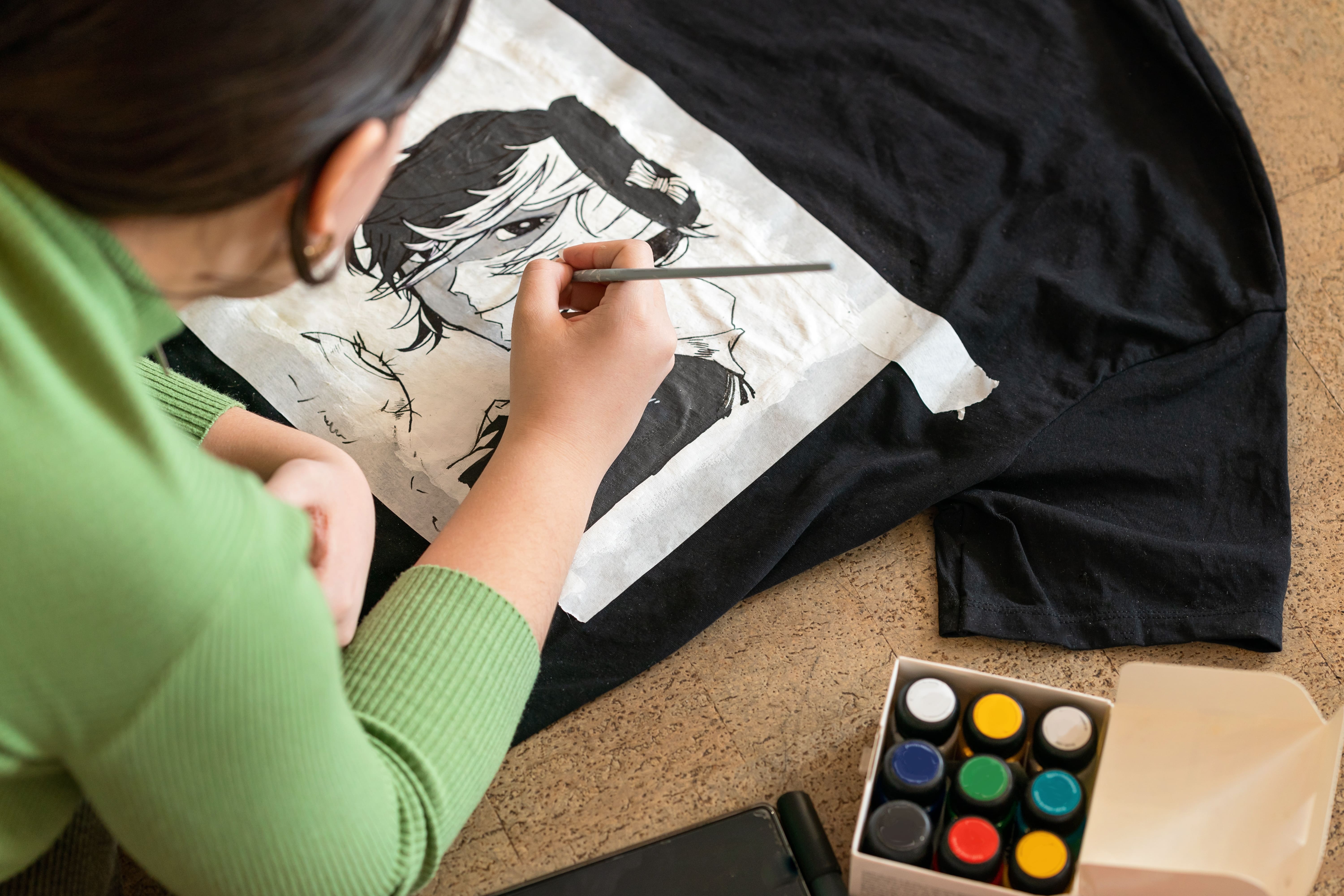 Personas disfrutando del pádel con camisetas personalizadas de colores variados, mostrando ropa personalizada en acción deportiva